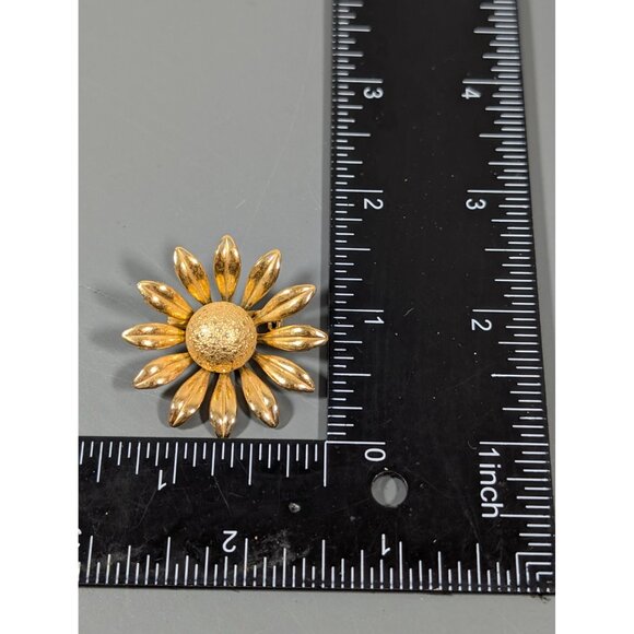 Vintage Gold Tone Daisy Flower Brooch 3D Pin - Picture 6 of 6